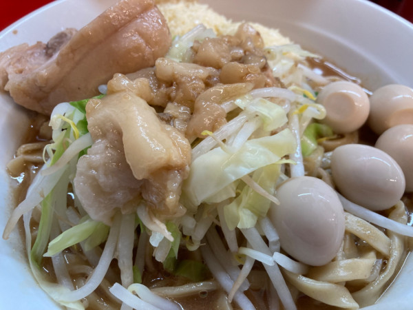 「ラーメン(並)+ヤサイ少な目+ニンニク+うずら」@ラーメン ノックアウト 小松川店の写真