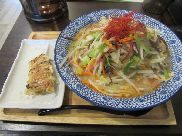 「紅ちゃんぽん（９４６円）＋野菜W増２２０円＋一口餃子セット」@じげもんちゃんぽん つくば梅園店の写真