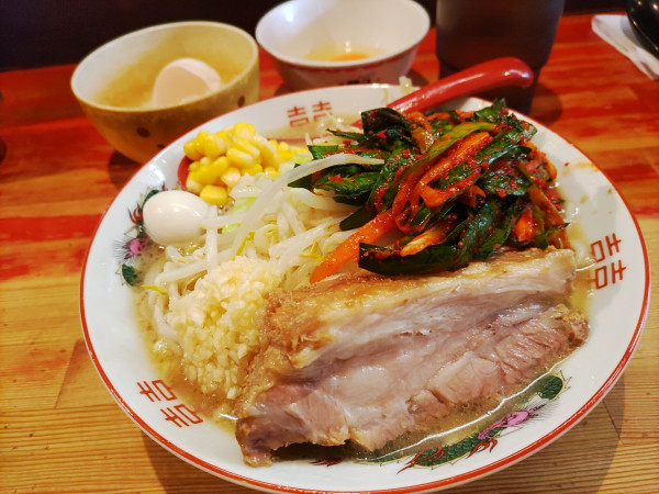 「プチラーメン（麺半分豚1枚）900円 生卵 ニラキムチ」@ラーメン二郎 会津若松駅前店の写真