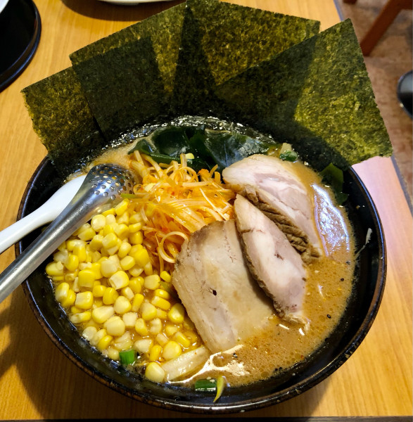 「ねぎ味噌ラーメン大盛り　TPチャーシュー3枚ワカメ海苔コーン」@くるまやラーメン 根岸店の写真