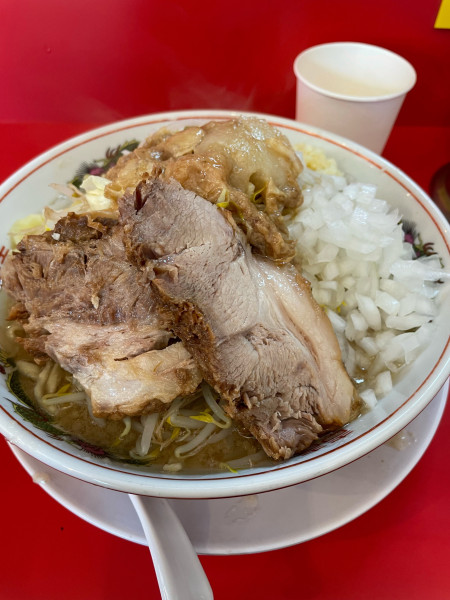 「ラーメン(豚2枚) ニンニク少なめ、タマネギ、アブラ」@ラーメン金剛の写真