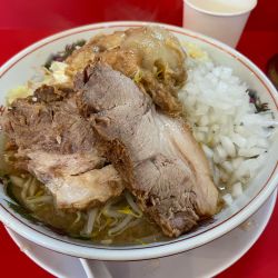 ラーメン(豚2枚) ニンニク少なめ、タマネギ、アブラ
