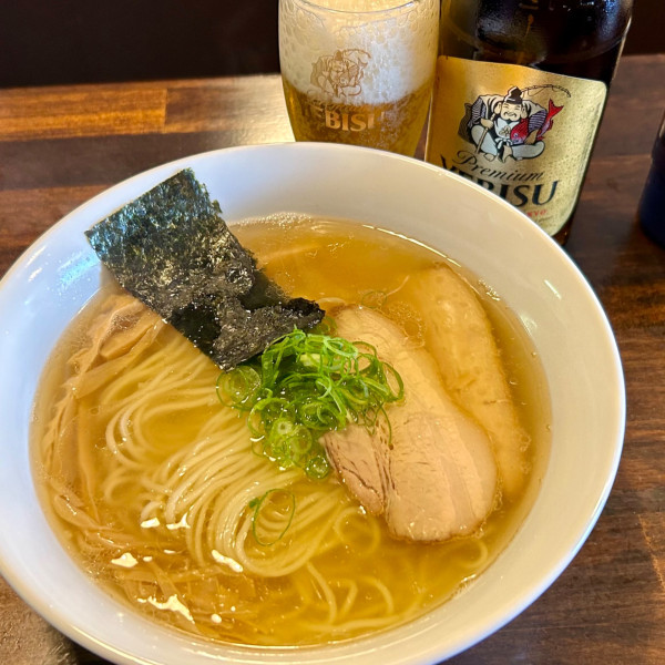「塩ラーメン＋エビスビール中瓶」@カミカゼの写真