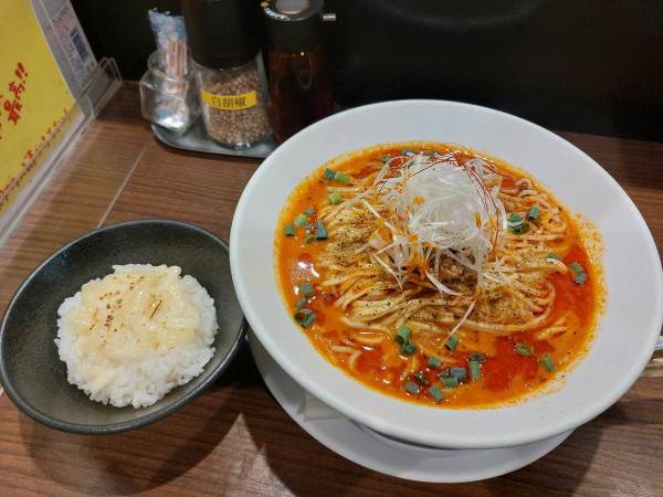 「冷やし担々麺 大盛・4辛+炙りチーズご飯」@うさ担 浦和本店の写真