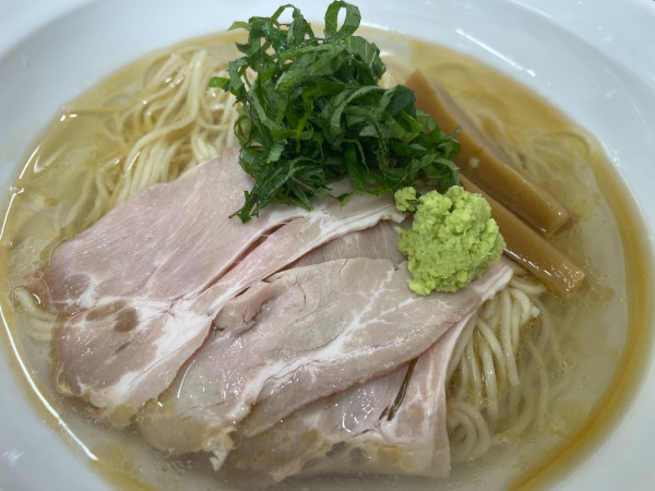 「冷やし煮干し（塩）：800円＋ワンタン150円（別に昆布水つ」@らぁ麺NOBU 川越店の写真