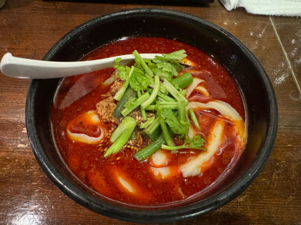 「麻辣刀削麺　900円」@刀削麺 張家 麹町店の写真