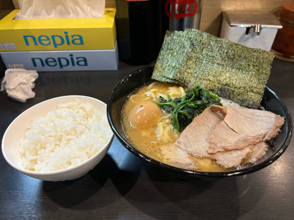 「侍セット1,180円」@横浜家系豚骨醤油極太麺 侍 伏見店の写真