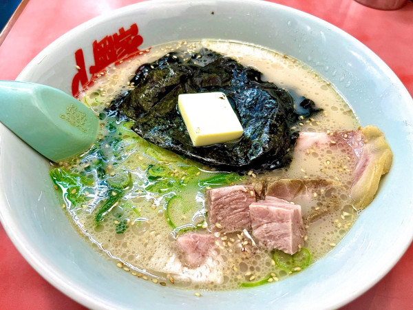 「塩らーめん（690円）、バター（80円）、コロチャー（CP）」@ラーメン山岡家 つくば中央店の写真
