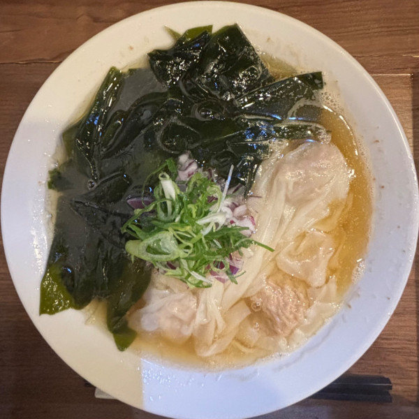 「煮干ワンタン麺」@ラーメン 裏健やかの写真