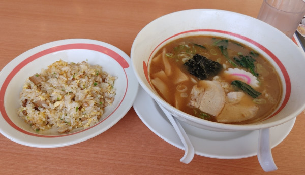「煮干しラーメン　チャーハンセット（990円）」@幸楽苑 吹上店の写真
