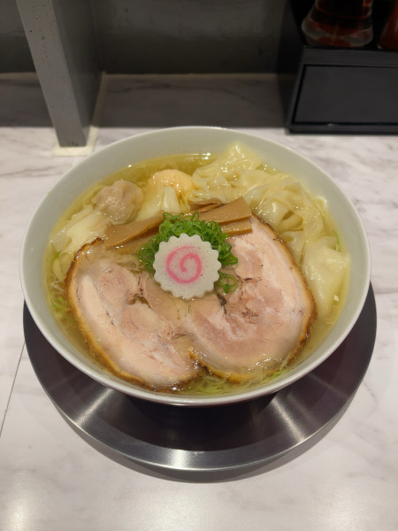 「肉・海老ワンタン麺 各1個（白）+ワンタンの皮（1150円）」@Ramen  KURUMUの写真