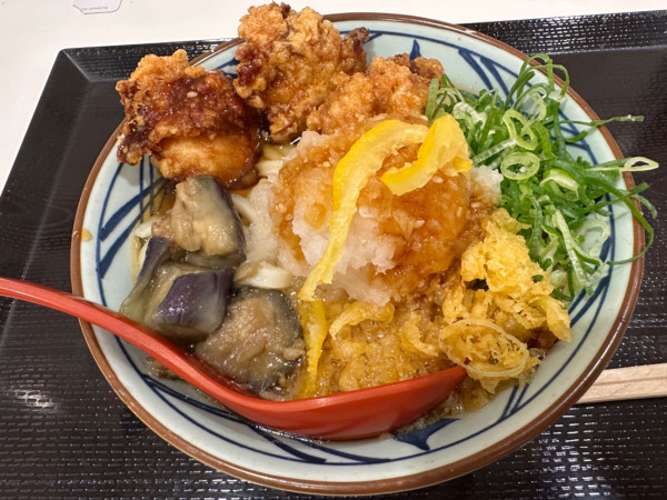 「鬼おろし鶏からぶっかけうどん（並盛）820円」@丸亀製麺 イーサイト高崎店の写真