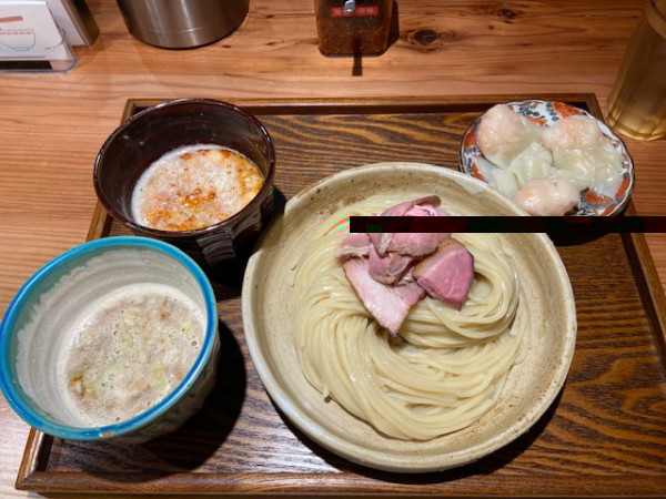 「つけ汁2種つけめん（豚骨魚介・担担・冷や盛り）＋海老ワンタン」@あいだやの写真