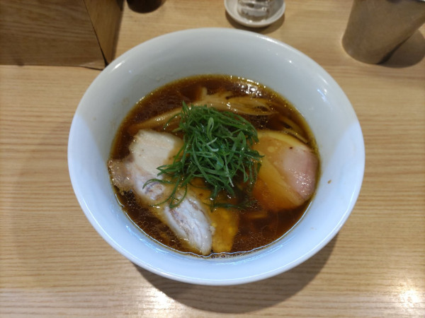 「醤油らぁ麺」@中村麺三郎商店の写真