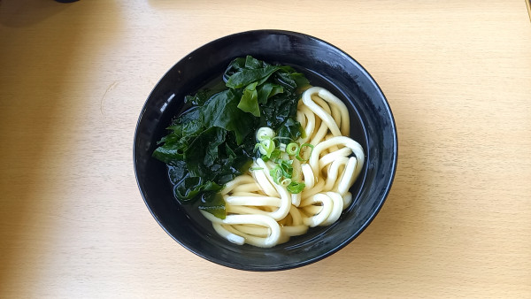 「わかめうどん」@本場讃岐うどん 麺屋なごみの写真