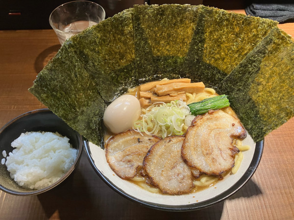 「ラーメン まる得トッピング」@麺家 ぶらいとんの写真