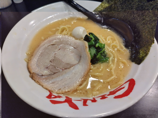 「豚骨醤油　※中太麺　：硬い」@横浜家系ラーメン 吟家 白井店の写真