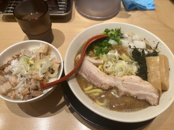 「濃厚煮干し味噌ラーメン&塩豚ごはん」@味噌麺処 花道庵 川崎平間店の写真