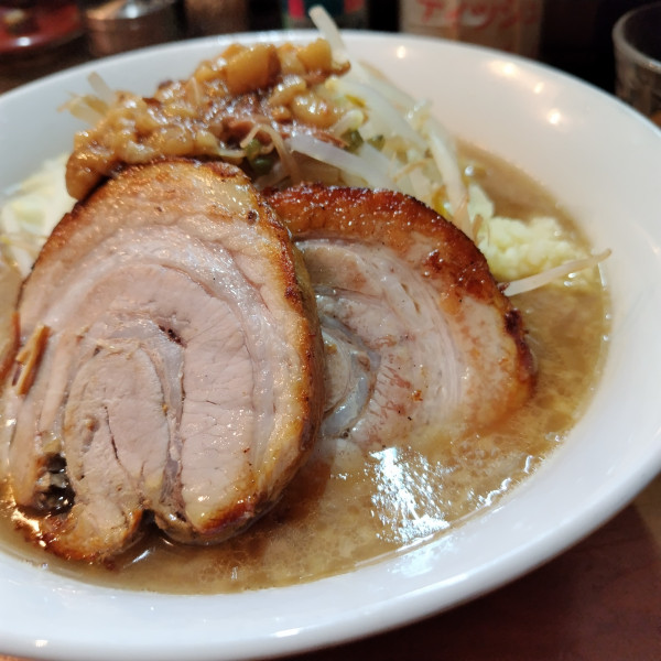 「二郎インスパイア1100円　ほぐしチャーシュー100円」@愚直の写真