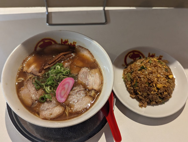 「特そば半ちゃんセット」@丸高中華そば 神戸二宮店の写真