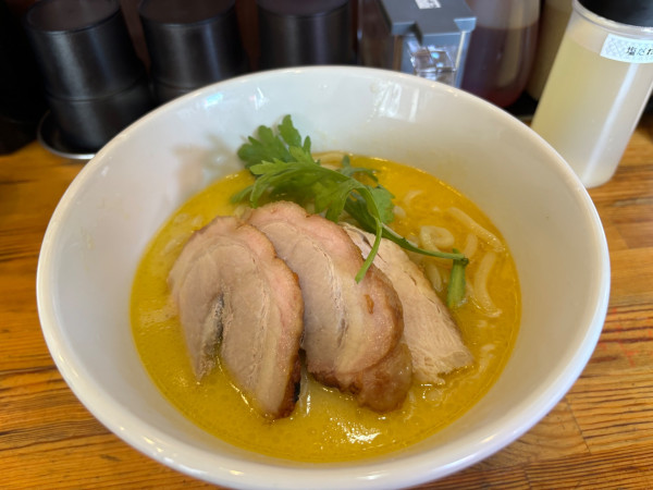 「ラーメン、小ライス」@鶏らーめん 極楽鳥の写真