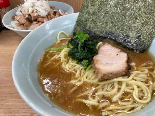 「ラーメン並850円+チャーシュー丼100円+ご飯2杯(無料)」@横浜ラーメン 武蔵家 明大前店の写真