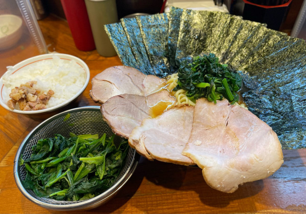 「大盛りチャーシューメン、のり、のり、ほうれん草、ライス」@末廣家の写真