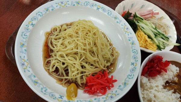 「冷やし中華 540円（ミニカレーと）」@足立区役所 食堂の写真