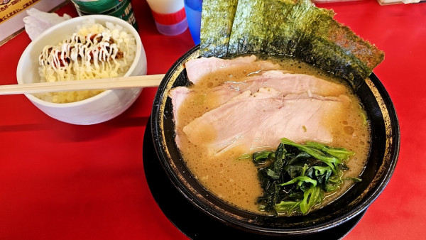 「チャーシュー麺(3枚)とライス🍚」@家系ラーメン王道家直伝 との丸家 松飛台店の写真