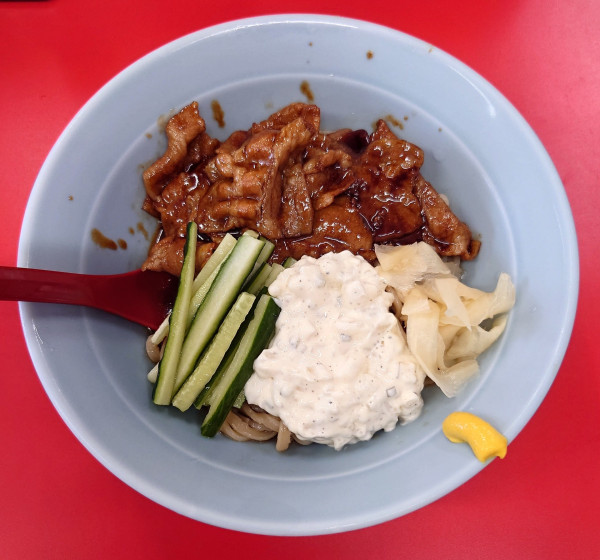 「すごい冷やし中華(麺少なめ、1150円)」@立川マシマシ 上尾店の写真