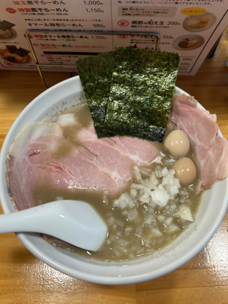 「特製煮干らーめん 鮭バター玉」@煮干らーめん 紫乱の写真