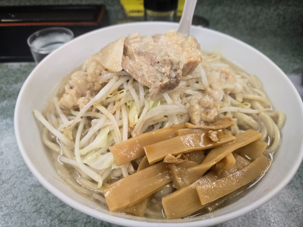 「特盛ラーメン3.5玉・メンマ(背あぶら固まり醤油多め)」@ラーメン二郎 新宿小滝橋通り店の写真