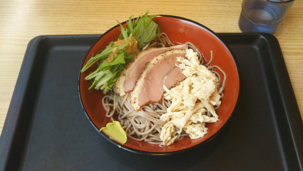 「【期間限定】合鴨と蒸し鶏と水菜のそば」@名代 富士そば 代々木店の写真