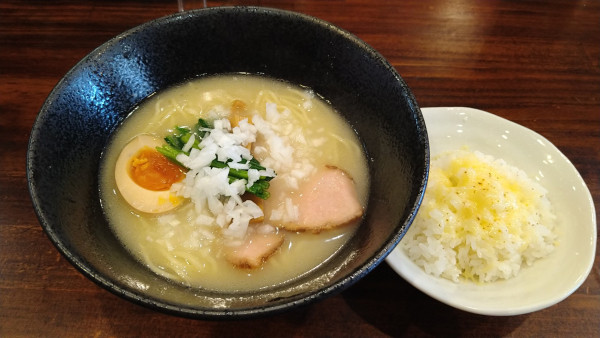 「濃厚鳥白湯 塩(¥980)＋追いチーズ飯(¥300)」@麺屋 黒べぇの写真