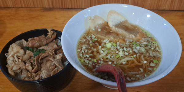 「素ラーメン550円＋ミニ炭焼豚丼350円（割引-50円）」@つるまるの写真