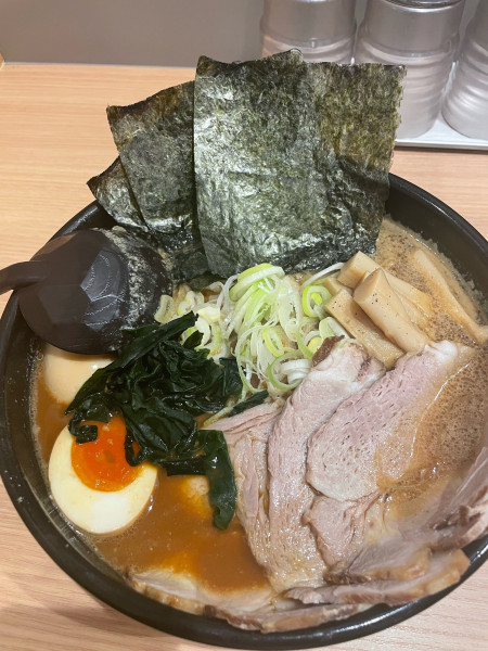 「醤油ラーメン（特製トッピング）」@北海道らーめん奥原流 久楽 EQUiA北千住店の写真
