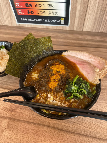 「黒胡麻豚骨トマトカレーらーめん」@七代目武道家の写真