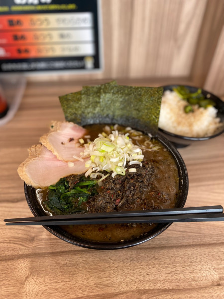 「黒胡麻豚骨ピリ辛坦々麺」@七代目武道家の写真