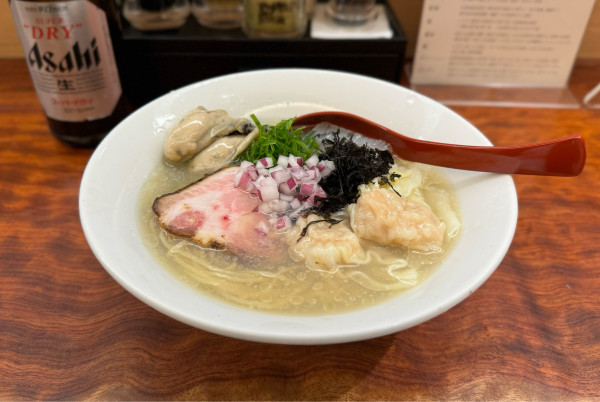「【限定】牡蠣と魚介の冷やし¥1400、海老ワンタン¥250」@三馬路 東京店の写真