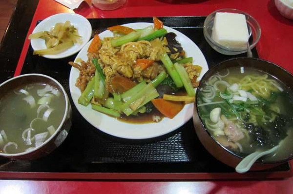 「豚肉とキクラゲの玉子炒めの定食　800円＋半ラーメン200円」@花彫酒家の写真