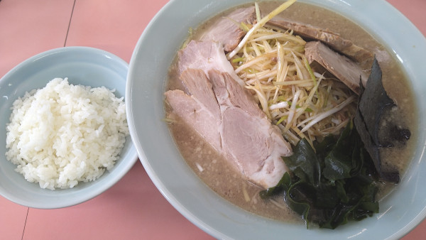 「ネギラーメン中盛り、半ライス」@ラーメンショップ 橋戸店の写真