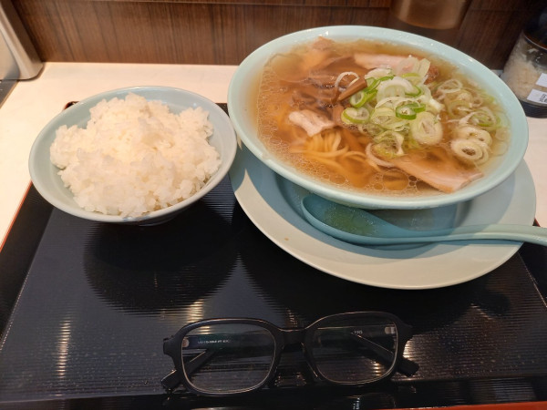 「中華そば700円・めし大(無料)」@新橋ニューともちんラーメン 川崎駅前店の写真