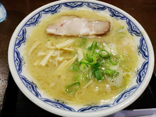 「博多らぁめん（900円）」@博多麺房 赤のれん 丸ビル店の写真