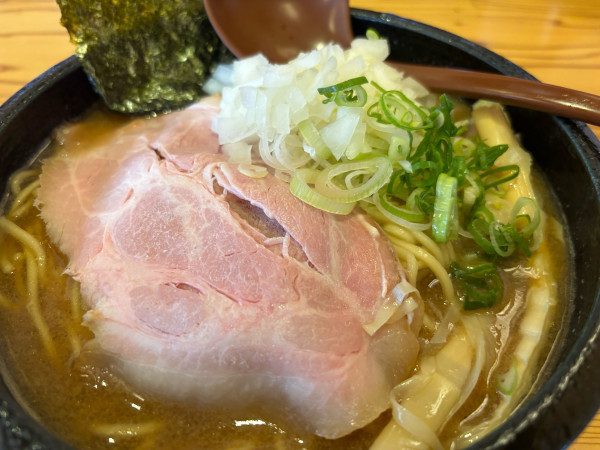 「濃厚中華そば+玉ねぎ+半玉」@麺通 伊武記の写真