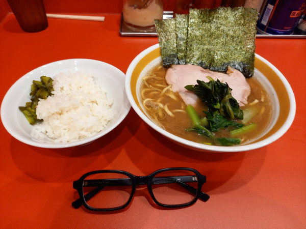 「ラーメン950円(かため・多め)ライス無料×2」@横浜家系ラーメン 武虎家 西小山本店の写真