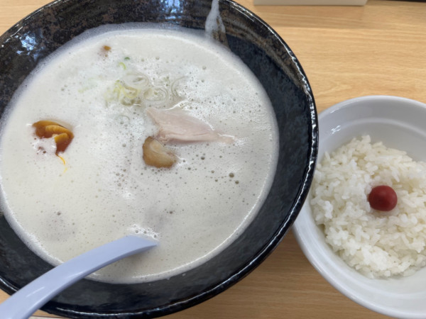 「濃厚白湯塩ラーメン 煮玉子トッピング」@麺屋 鶏一匠 原市店の写真