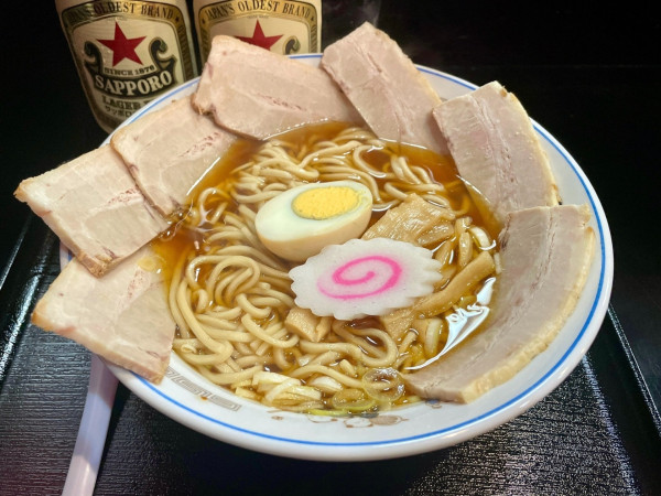 「サッポロ赤星２本＋チャーシュー皿→ チャーシュー麺」@中華そば 下連雀の写真