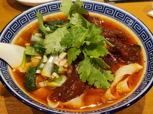 「牛すじ入り刀削麺」@四川天富園の写真