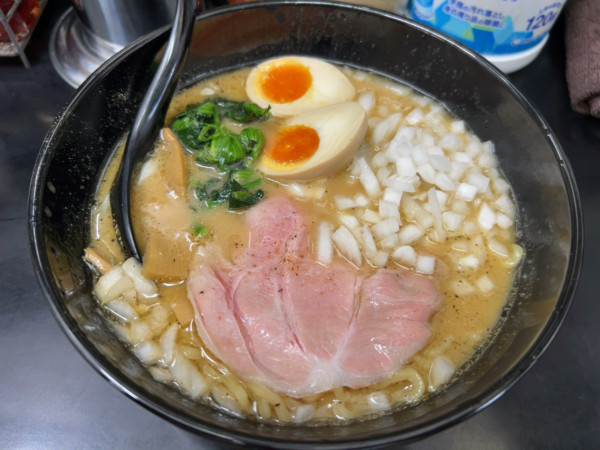 「芳醇煮干ラーメン(₊とろとろ味付玉子₊タマネギ鬼増し)」@芳醇煮干 麺屋 樹の写真