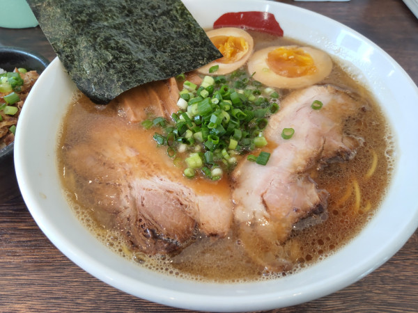 「味玉魚介豚骨醤油＋ほぐしチャーシューごはん」@麺屋 三四郎の写真